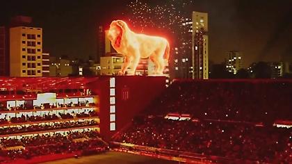 Απίστευτο θέαμα με το «πύρινο λιοντάρι» στην επιστροφή της Εστουδιάντες στο γήπεδό της (video)