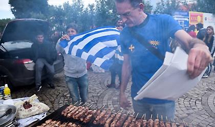 Ξεκίνησε το μπάρμπεκιου κοντά στη δομή φιλοξενίας προσφύγων στα Διαβατά (pics)