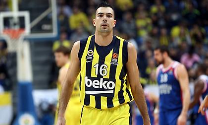 Χοντρό θέμα με Σλούκα στην Τουρκία επειδή δεν ακούμπησε το πανό του Κεμάλ - Η απάντησή του (video)