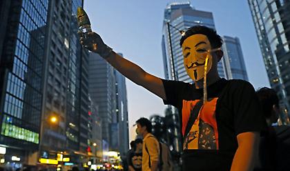 Χονγκ Κονγκ: Αστυνομικοί «άνοιξαν πυρ» κατά των διαδηλωτών (video)