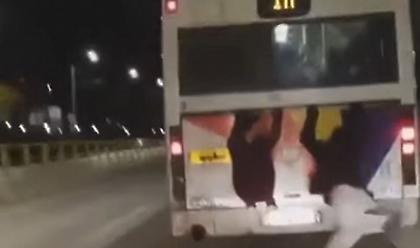 Θεσσαλονίκη: Νεαροί κρεμάστηκαν σε εν κινήσει λεωφορείο (video)