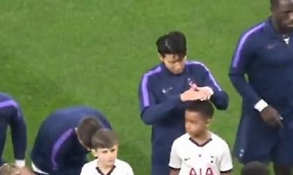 Ο υπέροχος κύριος Σον προστάτεψε παιδάκι από τη βροχή! (video)