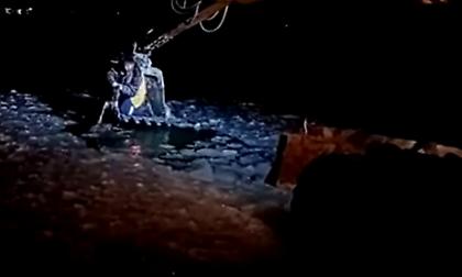 Σκύλος που έπεσε σε παγωμένα νερά σώζεται με εσκαφέα απο οικοδόμους (video)