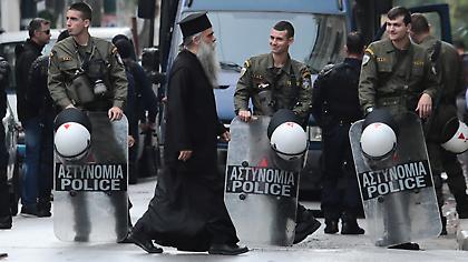 Εξάρχεια: Ολοκληρώθηκε η επιχείρηση εκκένωσης κτηρίου - Ήταν Κέντρο Πολιτισμού του ΥΠΠΟΑ!