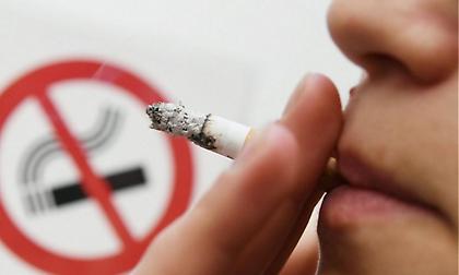 Επιβλήθηκε το πρώτο πρόστιμο σε καπνιστή στη Ρόδο από τηλεφώνημα θαμώνα