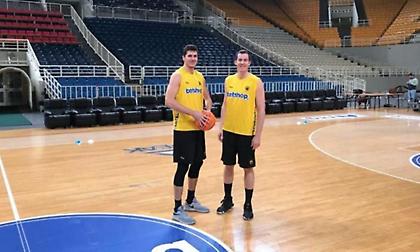 Προπονήθηκε με ρούχα… της ΑΕΚ η Μπούργος! (pic/videos)