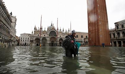 Σαρώνει την Ιταλία η κακοκαιρία - Κάτω από το νερό η Βενετία