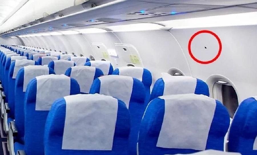 Τι σημαίνει αυτό το μικροσκοπικό τρίγωνο πάνω από τις θέσεις στο αεροπλάνο