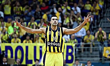 Ανθοδέσμες των οπαδών της Φενέρ στον Σλούκα (pic)