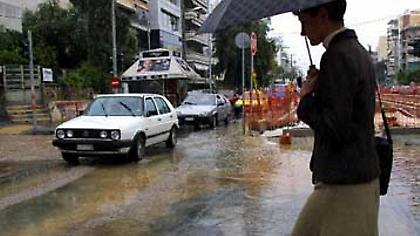 Προβλήματα σε αρκετούς δρόμους στην Αττική λόγω της βροχόπτωσης