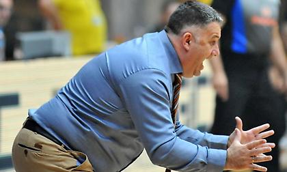 Έξαλλος με τους παίκτες του ο Γιατράς: «Πλάκα με κάνετε; Έχετε πάρει χαμπάρι ότι ξεκίνησε το ματς;»