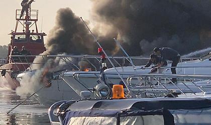 Φωτιά σε σκάφη στη μαρίνα Γλυφάδας (vid/pics)