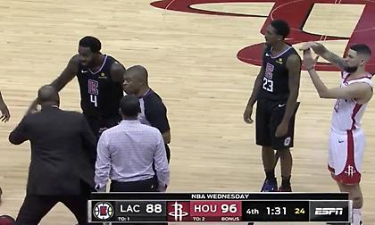 Απίστευτο σκηνικό: Ο Όστιν Ρίβερς ζήτησε να δοθεί τεχνική ποινή στον πατέρα του, Ντοκ (video)