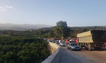 Κρήτη: Απίστευτο «μποτιλιάρισμα» σε γέφυρα στη μέση του πουθενά