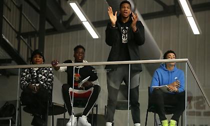 Στο πλευρό του Θανάση ο Γιάννης, η μητέρα κι ο αδερφός του