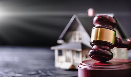 e-Πλειστηριασμοί: Μεταξύ «ηλεκτρονικής σφύρας και άκμονος» 1,8 εκατ. οφειλέτες