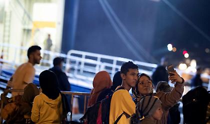 Στον Πειραιά πρόσφυγες και μετανάστες από Λέσβο, Χίο, Κω και Λέρo