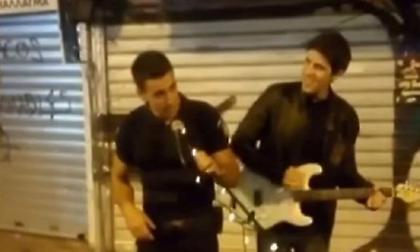 Μοναστηράκι: Αστυνομικός πήρε το μικρόφωνο και τραγούδησε μαζί με πλανόδιο