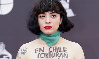 Χιλιανή τραγουδίστρια έδειξε το στήθος της σε ένδειξη διαμαρτυρίας