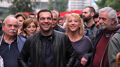 ΝΔ:  Ο «τουρίστας» Τσίπρας έκανε πορεία μέχρι τη Μεγάλη Βρετανία – Πήγε για τσάι; 