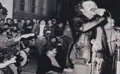 Νίκος Ξυλούρης: Τραγούδησε το «Πότε θα κάνει ξαστεριά» στην 1η επέτειο του Πολυτεχνείου [pics]