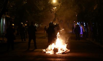 Εξάρχεια: Τριάντα τρεις συλλήψεις, 53 προσαγωγές και δύο αστυνομικοί τραυματίες στα επεισόδια