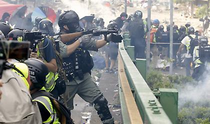 Χονγκ Κονγκ: Οξύνεται η κατάσταση με την αστυνομία να απειλεί με «πραγματικές σφαίρες»