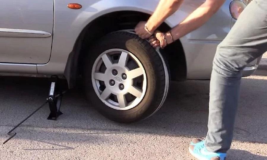 Αυτό είναι το κόλπο για να βάλεις μπρος το αυτοκίνητο όταν μείνεις από μπαταρία