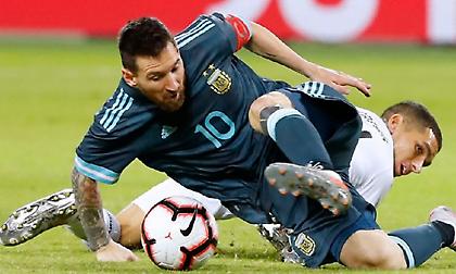 Τους… χορεύει και ξαπλωμένος ο Μέσι