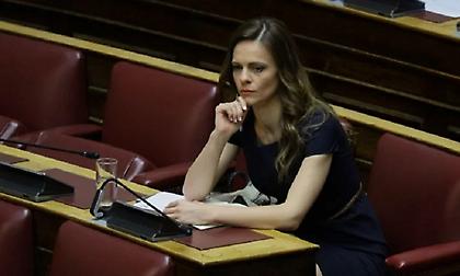 Έφη Αχτσιόγλου: «Απολύτως ψευδής» η ανακοίνωση του υπουργείου Εργασίας