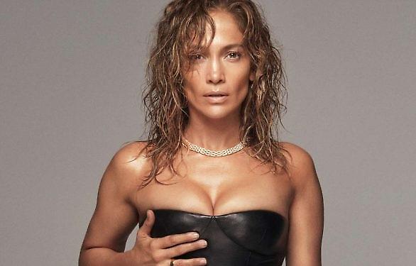H «καυτή» πενηντάρα Jennifer Lopez σε μία απολαυστική φωτογράφιση
