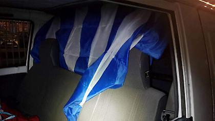 Συνελήφθη διακινητής στη Χίο: Έκρυβε 10 πρόσφυγες κάτω από ελληνική σημαία