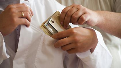 Κρήτη: Γιατρός συνελήφθη με το... φακελάκι ανά χείρας