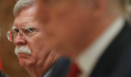 Μπόλτον: Ο Τραμπ μου «κοψε» το Twitter – Λευκός Οίκος: Θα ξέχασε τον κωδικό λόγω ηλικίας