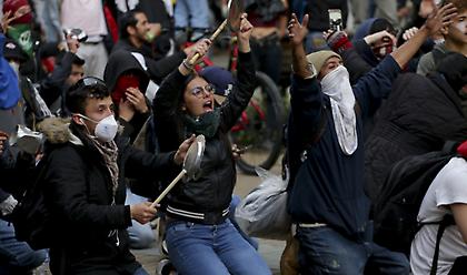 Διαδήλωση με κατσαρόλες στο σπίτι του προέδρου της Κολομβίας (pics)