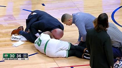 Χτύπησε στον αυχένα και αποχώρησε με φορείο ο Γουόκερ! (video)