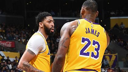 Φοβερή συνεργασία Ντέιβις-Λεμπρόν στην πρώτη θέση του Top 10 (video)