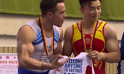 Το ξεχωριστό δώρο στον Πετρούνια κατά την απονομή στο Κότμπους (video)