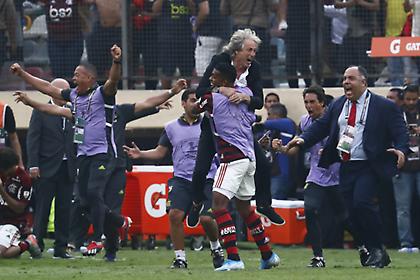 Αποθέωση και... πέταγμα Ζόρζε Ζεσούς στα αποδυτήρια της Φλαμένγκο (video)