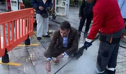 Δήμος Αθηναίων: Αφαιρέθηκαν χιλιάδες τσίχλες από τα μάρμαρα στο Σύνταγμα (pics, vid)