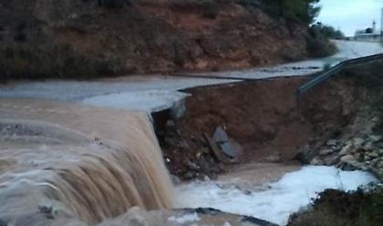 Τμήμα του δρόμου κατέρρευσε σε οικισμό των Αγ. Θεοδώρων (pics)