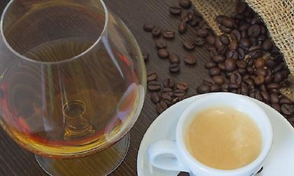 Γιατί θα πρέπει να μειώσετε την κατανάλωση αλκοόλ και καφέ