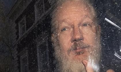 Σοβαρά άρρωστος ο Ασάνζ - Μπορεί να πεθάνει στην φυλακή αν δεν υποβληθεί σε θεραπεία