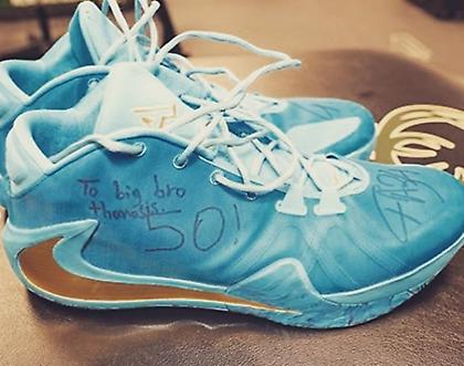 Χάρισε στον Θανάση τα παπούτσια της 50άρας ο Γιάννης (pics)