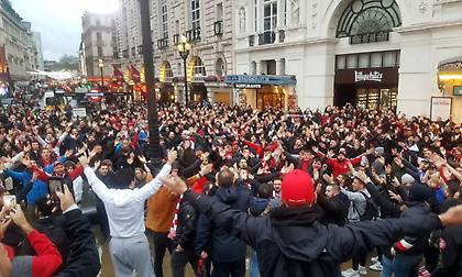 «Κοκκίνησε» η Piccadilly Circus από τους οπαδούς του Ολυμπιακού