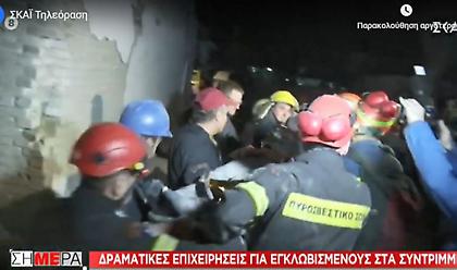 Έλληνες διασώστες βγάζουν ζωντανή γυναίκα από τα συντρίμμια κτιρίου της Αλβανίας (video)