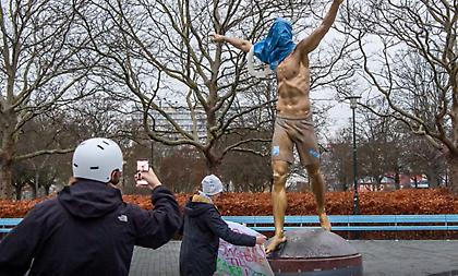 Βανδάλισαν το άγαλμα του Ζλάταν στο Μάλμε οι «προδομένοι» οπαδοί της