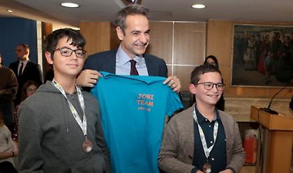 Mητσοτάκης στην Ολυμπιάδα Ρομποτικής: Ευρεία γνώση μέσα από το σχολείο του μέλλοντος