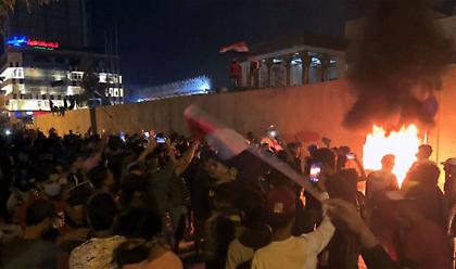 Ιράκ: Διαδηλωτές πυρπόλησαν το προξενείο του Ιράν στη Νατζάφ