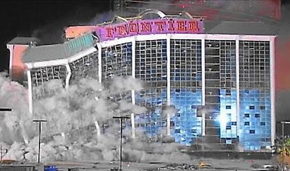 ΗΠΑ: Εντυπωσιακή κατεδάφιση του ξενοδοχείου Frontier με πυροτεχνήματα (video)